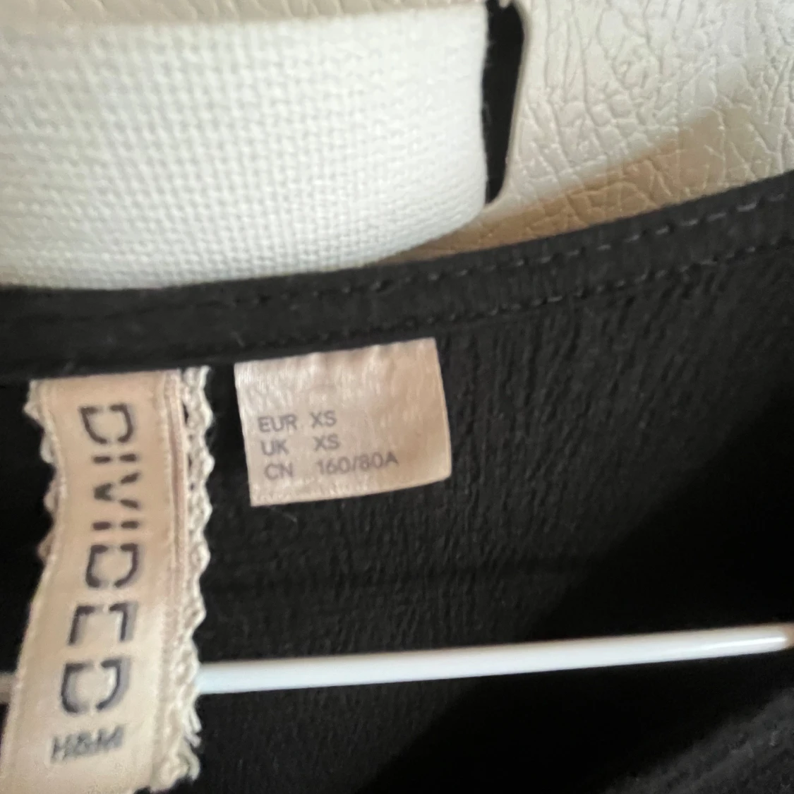 Svart långklänning med knappar  - 90