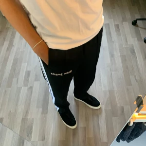 Palm angels byxor  - Storlek M, passar en som är ca 180, kvittto finns då dem är äkta. Vill bli av med dem pågrund av ingen användning. Pris kan gås ner vid snabbaffär! Fler bilder finns vid intresse!!!