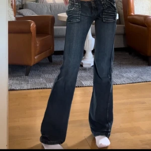 SUPERSNYGGA lågmidjade jeans - Pepe jeans, använda 5 ggr.  Köptes för 1200, säljer för 500. Säljer då de är lite stora tyvärr. Tyget är stretchigt, men ändå tjockt och stabilt.  Innerbenslängden är 83cm Midjan (runt om, lågmidjade) är 87cm Skriv privat för mer info❤️❤️