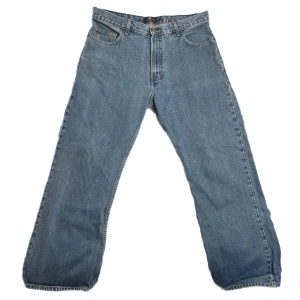 Blåa Marks & Spencer Jeans W36 L29 - Knappt använda blåa jeans från Marks & Spencer i nyskick. Cirka medium storlek men passar på alla. Loosefit W36 L29