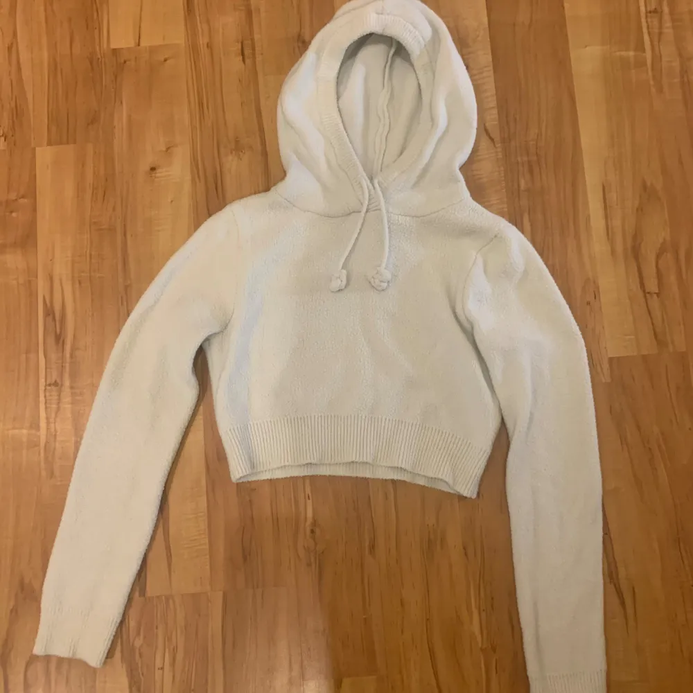 En vit croppad hoodie från Zara i storlek S. Hoodien har långa ärmar och en justerbar huva med dragsko. Den är tillverkad i ett mjukt och bekvämt material. I bra skick. Säljs för att den blivit för liten💕. Tröjor & Koftor.