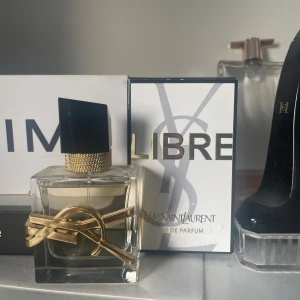 YSL libre 30 ml  - Typ nästan helt oanvänd, använt max 3-4 sprut men tycker inte doften lägger sig gott på mig men däremot älskar den på andra! Har screen på kvittot från coco panda där den köptes, kan skicka äktenhet bevis om det önskas. ❤️  Säljer för 420 👍