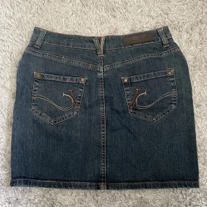 Mörkblå jeanskjol - Superfin jeanskjol som tyvärr är för liten för mig💕💕 pris kan diskuteras 