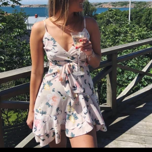 Blommig Sommarklänning från Australien!  - Superfin men tyvärr blivit för kort på mig!   Använd men i fint skick 💘   Storlek small från australienska märket here comes the sun 💛