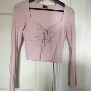 Rosa topp - Super fin och i fint skick! Slits vid ärmarna och knytning!