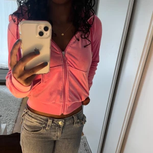 Rosa hoodie med kedja  - Säljer denna fina hoodien i velour, bra skick och i storlek xs💗 kommer inte till användning längre 