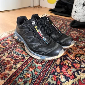 Salomon Xt6 - Riktigt sköna och snygga Salomon xt6or. Några defekter som skett pga vanlig användning men perfekta vardagsskor i bra skick. Köpta för ett år sedan säljer pga för små.
