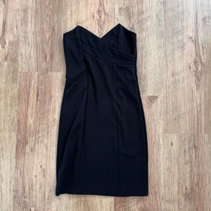 Fin festklänning från Gina Tricot  - Passar perfekt till sommaren eller till fest.