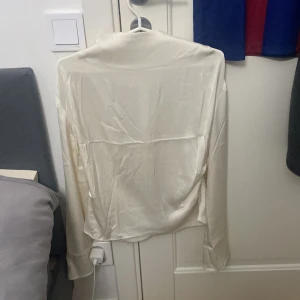 blus - Säljer tyvärr min jätt vackra blus från hm. Sälja då den är förlåten. Jag fick blusen i present därför övertäckt prislapp. Den kostar ny 200kr💕 Alidrig använd.