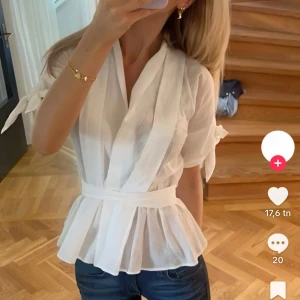 Vit zara blus - Säljer min superfina vita zara blus i jättefint skick, endast använd ett fåtal ggr❤️