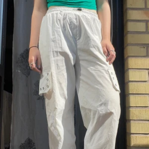 Parachute byxor ish - Byxor som liknar parachute pants fast lite smalare. Köpta i Sydkorea