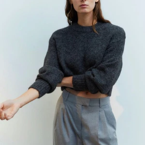 Stickad tröja - En grå stickad tröja