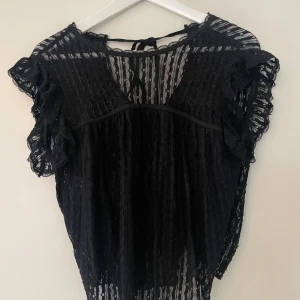 Nelly blus - Säljer denna snygga blus från Nelly som är öppen i ryggen och aldrig använd 