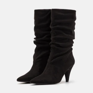 Stövlar  - Jättesnygga stövlar med klack från anna field❤️ Använda två gånger, dock på vintern därav är dom lite smutsiga på klacken men det går att tvätta bort🥰 Köpta för 630kr