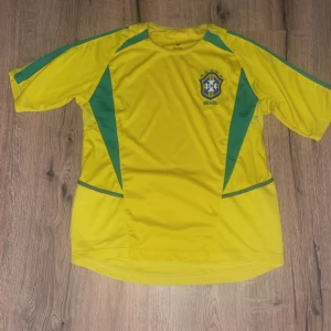 Brasiliansk fotbollströja  - storlek M använd 2 gånger 