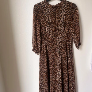 Klänning - Leopardmönstrad klänning i fint skick, passar vardag som fest!