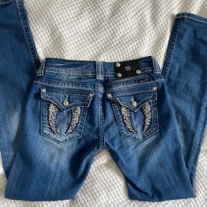 Miss me jeans - Superfina miss me jeans, tyvärr passar de inte mig. Storlek w28, skulle säga att de passar storlek S-M! De är i straight modellen men skulle säga att de sitter som bootcut.