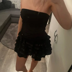 Svart volang klänning - Så fin svart volangklänning med spets som går att knyta i ryggen. Lånade bilder av förra ägaren men kan skicka fler privat❤️