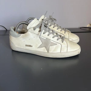 Golden Goose Superstar - Säljer dessa Golden Goose Superstar storlek 42 i ganska bra skick, sulan där bak har dock pajat samt lite framtill. Kolla bilderna noga. Allt og tillkommer. Kom med frågor och prisförslag!
