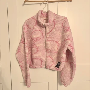 Hello kitty tröja - Varm och mysig tröja från HM. som ny! 170 i barnstorlek passar som M/S Mer rosa än bilden visar, skriv om du vill ha fler bilder🙏