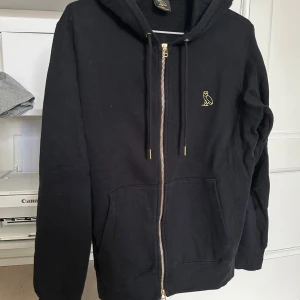 October’s Very Own (OVO) - Zip hoodie från OVO. I storlek S, svart med guld detaljer. Använd ett fåtal gånger så den är i mycket fint skick. 