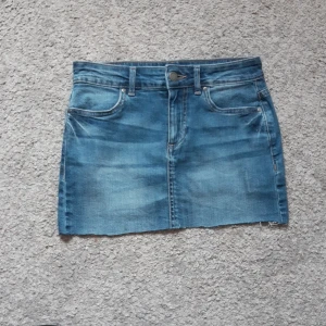 Kjol - Jag säljer min kjol för att jag käner att den inte passar mig. Jag vet inte vilken storlek den har eftersom lappen är bortklipt men tror att den.  skulle  passa någon i 11-13 år. Den kan vara lite ojämn eftersom jag har klipt den lite kortare.