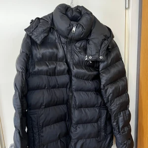 Jordan vinterjacka M - En vinterjacka från jordan luvan går att ta av i storlek medium.  Finns i värsta Stockholm 