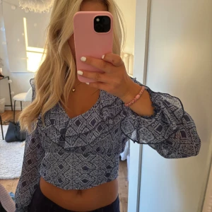 Blå fin topp - Super fin blå mönstrad blus. 💙💙💙