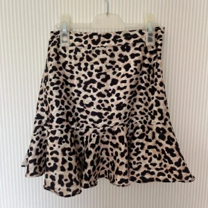 Leopardmönstrad kjol - Leopardmönstrad kjol.  Storlek 36.  Köpt på new yorker.  Använd en del gånger men blev för tajt i midjan.