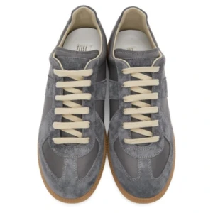 Maison Margiela GAT - Säljer ett par riktigt feta Maison Margiela skor i den populära modellen GAT. Storlek 44 (passar 45) skicket är 10/10. Du får med alla tillbehör! Hör gärna av dig vid behov av fler bilder eller frågor. 