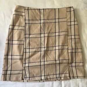 Rutig kjol  - Aldrig använd tight rutig minikjol med slits i sidorna. Köpt från australiensiska märket Factorie. 