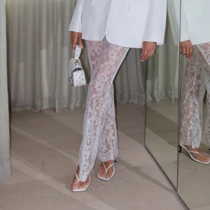 NA-KD spetsbyxor - Vita spetsbyxor från NA-KD  Aldrig använda  XXL men dom passar mig som vanligtvis har L i byxor