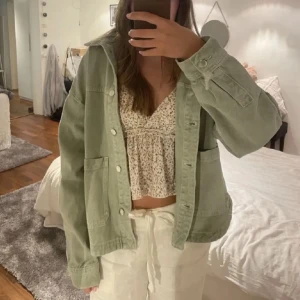 Grön Zara jeans jacka storlek S - Så snygg ljusgrön Zara jeans jacka som passar perfekt till sommaren/hösten i storlek S. Den har knappast kommit till användning och är som ny.🥰