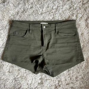 Mörkgröna jeansshorts  - Så coola mörkgröna jeans shorts i storlek S men väldigt elastiska. 💚💚💚