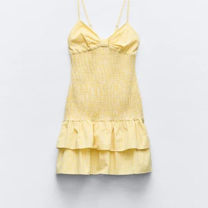 Gul rutig klänning med volang - En söt gul rutig klänning med smala axelband och volangdetaljer. Klänningen har en knytning i ryggen. Använd en gång på midsommar , så i väldigt bra skick 💖.