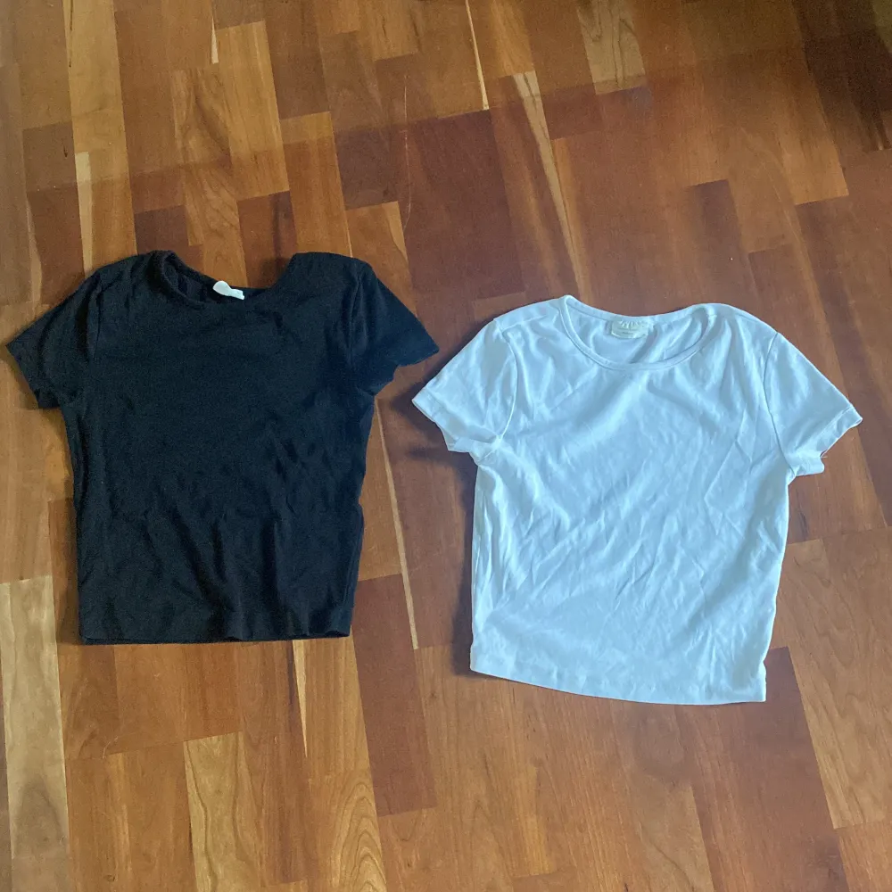 Två fina t-shirts en svart och en vit. Båda är i storleken M men kan användas som XS eller S. Båda tröjorna sitter lite tajt och är lite magtröja. Båda för 45kr och en för 30 kr. T-shirts.