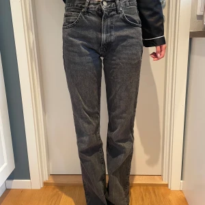 Svarta raka jeans  - Säljer dessa jeans från zara. Dom är i använd skick. Säljer dom då dom inte kommer till användning. Köparen står för frakten 💕💕
