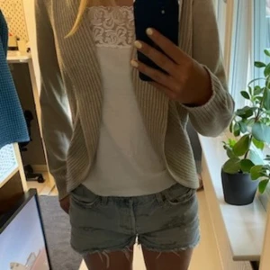 H&M kofta  - Snygg beige kofta från H&M basic 