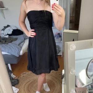 Axelbandslös klänning  - Säljer denna super fina axelbandslösa klänningen ifrån vila! Den är i storlek XS men sitter hur bra som helst på mig som är S💞 skriv gärna om du har några frågor💗