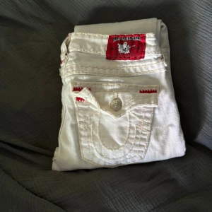 true religion jeans  - säljer dessa jättefina trueys som jag köpte för några veckor sedan men råkade köpa några storlekar för stora. jättefint skick, inga defekter. raka i benen, skriv om du har fler frågor eller undrar över något annat 💓