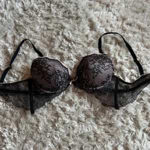 Snygg bh - Säljer min snygga bh med fina detaljer! 75C men passar allt från 70B till 80C! 🌸 Använd men för fin för att slänga! 🌸 skickas mot fraktkostnad 