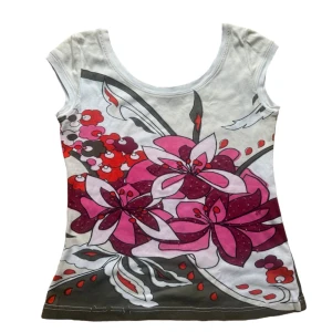 y2k vintage tröja med tryck - super snygg tröja med tryck. Samma som sets på Emma Zetterberg på tiktok. Storlek 36/38. Lite lös tråd som gått upp längst ner. 🩷