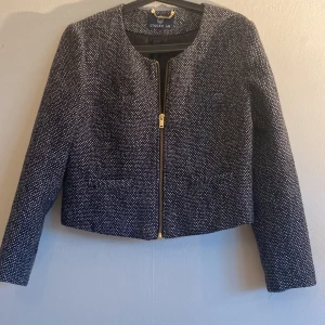 Jacka för vinter - Köptes för inte så länge sen och är jätte fin och passar för någon som har stl Xs-S, Älskar den men säljer för behöver pengar priset kan diskuteras💞