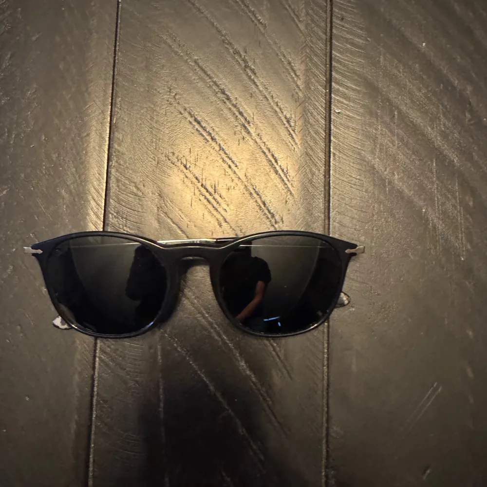 Svarta persol solglasögon som inte används i bra skick Nypris 1400kr. Accessoarer.