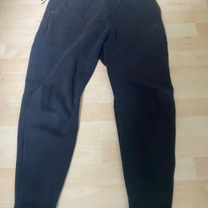Nike tech fleece byxor  - Nike tech fleece byxor säljes flr 250 pris kan diskuteras   Har jättelitethål men kan inte se igenom 