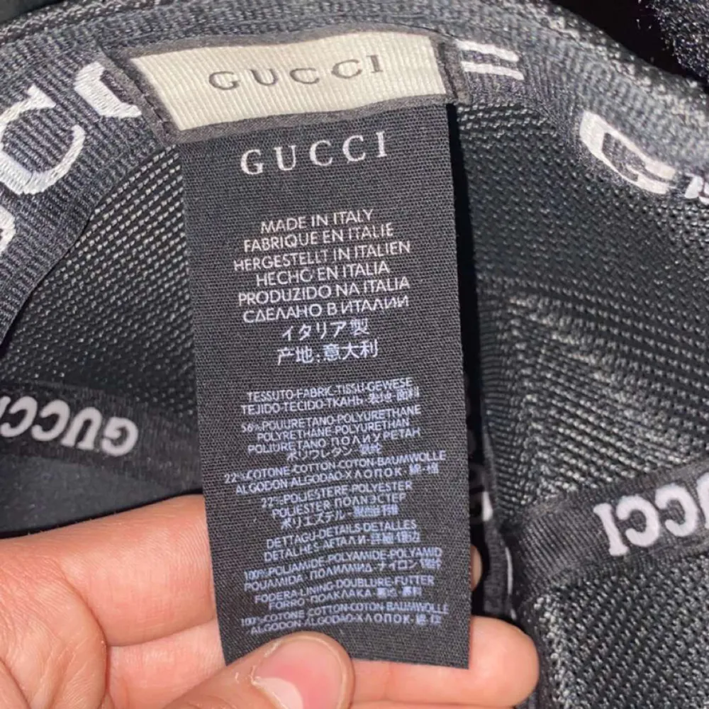 Svart Gucci keps i läder med rött snake tryck. Bra skick. Box och dustbag ingår. Skriv i DM om du har frågor eller vill ha fler bilder. Accessoarer.