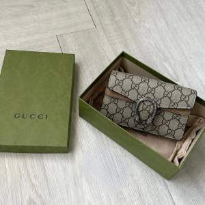 Helt ny Gucci Dionysus GG Supreme Super Mini-väska