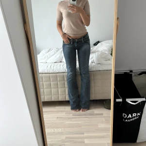 Lågmidjade jeans  - Lågmidjade jeans från Mustang  Midjemått: 80cm innerbenslängd: 86cm storlek: 29 