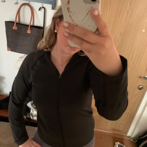 Svart zip up träningströja  - Säljer denna svarta zip up träningströja från lager 157