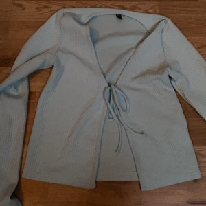 Topp från H&M - Blå topp från H&M i storlek Xs, jättefint skick.